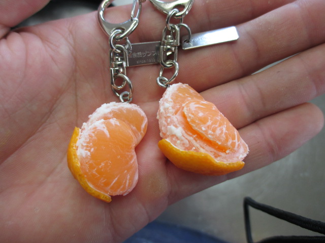 皮付きみかんのキーリングに子持ちバージョンが登場！ | 元祖食品
