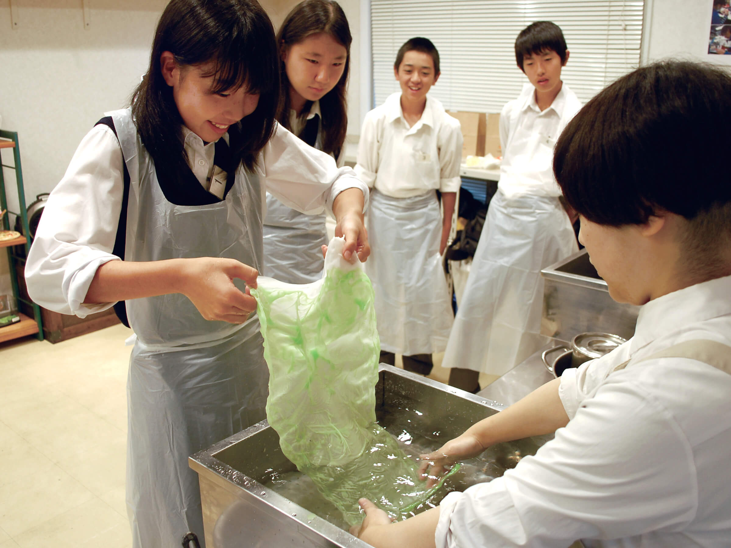 食品サンプル作りを楽しむ修学旅行生